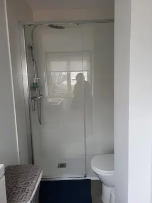 a bathroom with a shower and a toilet at Casa da travessa familial e com terraço in Porto
