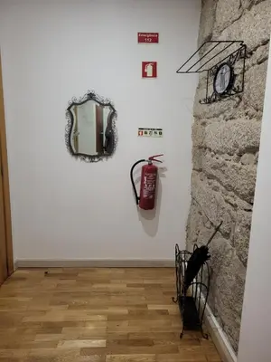a wall with a mirror and a fire hydrant on a wall at Casa da travessa familial e com terraço in Porto