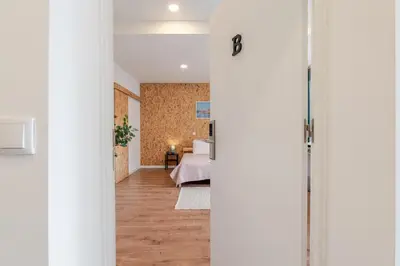 a hotel room with a bed and a room with at DesKanzo Guest House - Raúl Doria in Porto