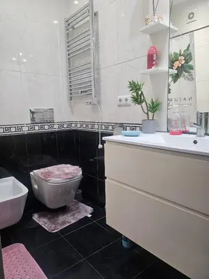 a bathroom with a toilet and a sink at Apartamento Quarto Compartilhado Porto in Porto