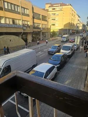 a group of cars parked on a city street at Apartamento Quarto Compartilhado Porto in Porto