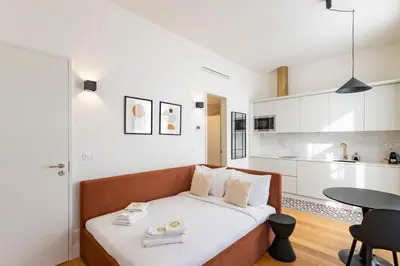 a small apartment with a bed and a kitchen at ApartmentsPorto - Alexandre Braga in Porto