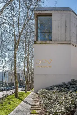 a sign on the side of a building with a window at GuestReady - DPV GuestHouse - Apart 6 in Porto