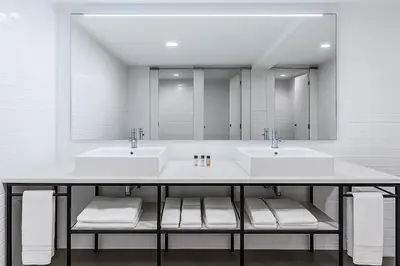 a bathroom with two sinks and a large mirror at Magnolia - Exclusive Garden Apartment in Porto