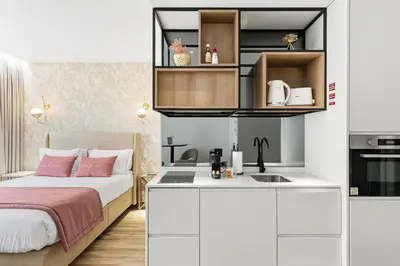 a small bedroom with a bed and a kitchen at GuestReady - Alma Invicta in Porto