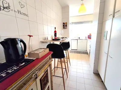 a small bedroom with a bed with a window at Apartamento familiar no centro de Gaia in Vila Nova de Gaia