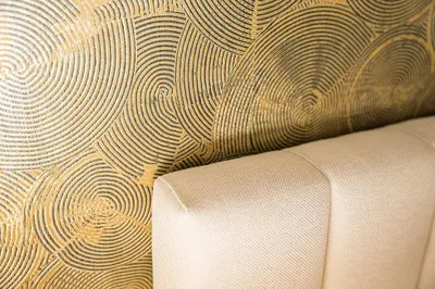 a room with a wall with a patterned wallpaper at GuestReady - Crown Garden Escape in Porto