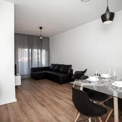 Quiet 3BR Flat - City Center - Warm and Bright - Remote Work