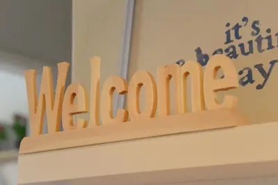 a wooden sign that reads its rainingawan warmite at Lulapartment II in Porto