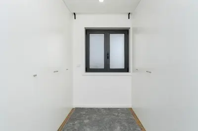 a room with a window in a white wall at GuestReady - comfort near Jardim do Morro in Vila Nova de Gaia