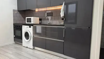 a kitchen with a washing machine and a microwave at Classic Freitas in Porto