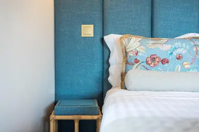a bedroom with a bed and a blue wall at Victoria Project - Houses - Private Parking in Porto