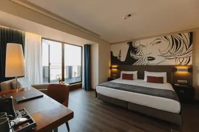 a hotel room with a bed and a desk with a desk at Timbre Heroismo in Porto