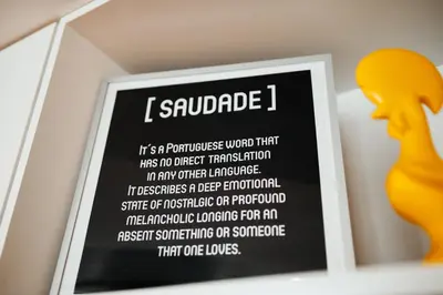 a picture of a framed sign that reads i subgraduate at Flores Street Apartments in Porto