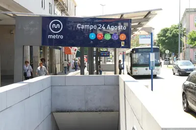 a sign for a bus stop on a city street at Design Apartment Porto Downtown in Porto