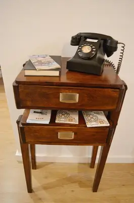 a telephone sitting on top of a wooden table at T2P Félix House in Vila Nova de Gaia