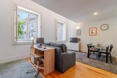 a living room with a couch and a desk at Apartamento City Center in Porto