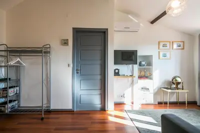 a living room with a blue door and wooden floors at Apartamento À Francos Attic in Porto