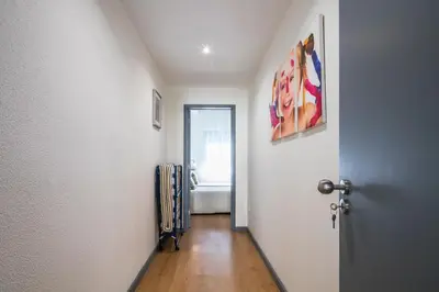 a hallway with a door leading to a bathroom at Apartamento Garden Avenue in Porto