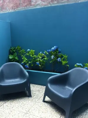 a living room with a couch and a lamp at DL 205 in Porto