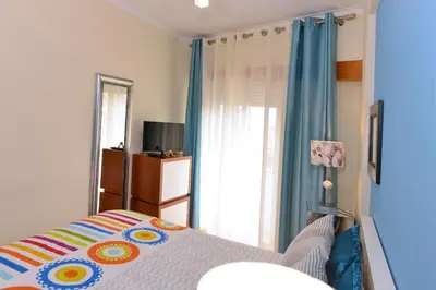 a bedroom with a bed and a window at Apartamento Porto Centro in Porto