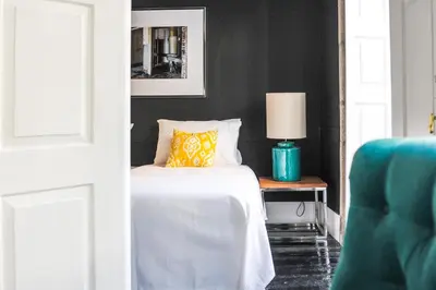 a bedroom with a bed and a table with a lamp at Mo House in Porto