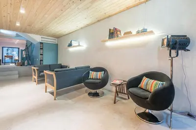 a waiting room with two chairs and a couch at Casa do Ofício - Caldeireiro in Porto