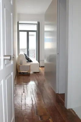 a white room with a bed and a window at Bonjardim Flats - T1 com varanda in Porto