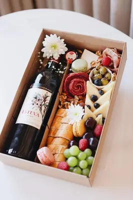 a box of cheese and wine on a table at ORM - 3 C´s Apartments in Porto