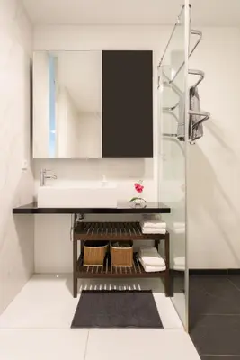 a bathroom with a sink and a mirror at Apartamento Qian Caves Gaia 2BR AC Free Parking in Vila Nova de Gaia