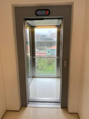 a door with a window in a room at Apartamento Qian Caves Gaia 2BR AC Free Parking in Vila Nova de Gaia