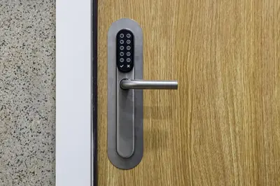 a metal door handle on a wooden door at Porto Bonjardim Apartments in Porto