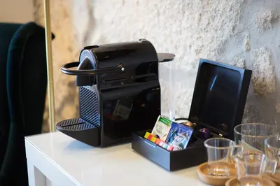 a desk with a television and a box on it at Virtudes City Lofts in Porto