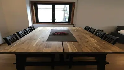 a dining room table with chairs and a plate on it at Cocooning Appartement in Porto