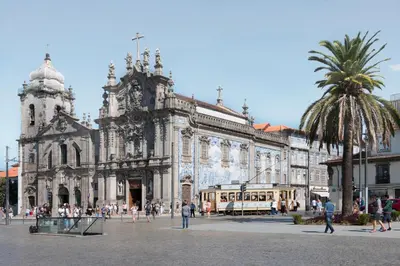 a large building with people walking in front of it at BOUTIQUE Rentals - Little Treasure Studio in Porto