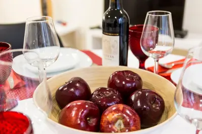 a bowl of apples on a table with wine glasses at Opo Arte Apartment with terrace and A/C in Porto