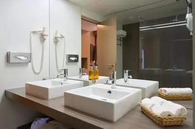 a bathroom with two sinks and a large mirror at Portus Cale Hotel in Porto