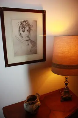 a drawing of a child on a table next to a lamp at Hotel Vice-Rei in Porto