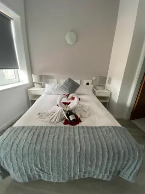 two birds sitting on top of a bed at Guest House Triunfo in Porto