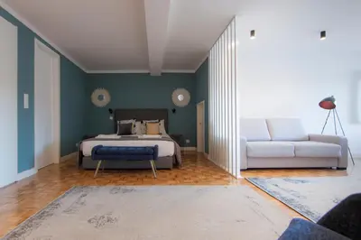 a bedroom with a bed and a couch at Citybreak-apartments Patio in Porto