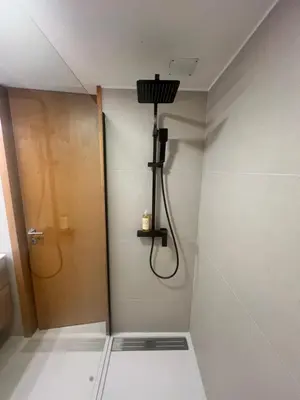 a shower in a room with a door and a shower at Maestro Appartment in Porto