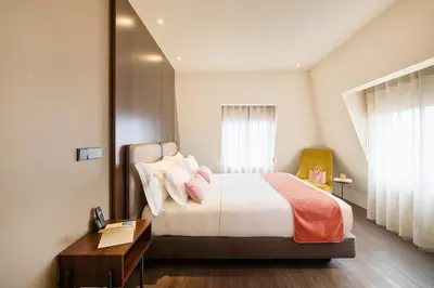 a hotel room with a bed and a table at Hotel Moon & Sun Porto in Porto