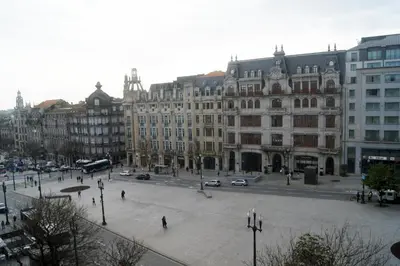 a large building with a street in front of it at Hotel Chique Aliados in Porto