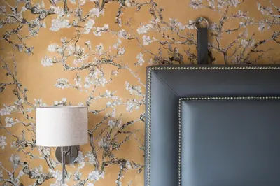 a picture frame and a lamp next to a wall at Casas das Caldeiras in Porto