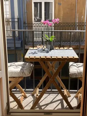 a wooden table on a balcony with flowers on it at Casas das Caldeiras in Porto