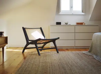 a black chair sitting in a room with a rug at Elisa Apartment in Porto