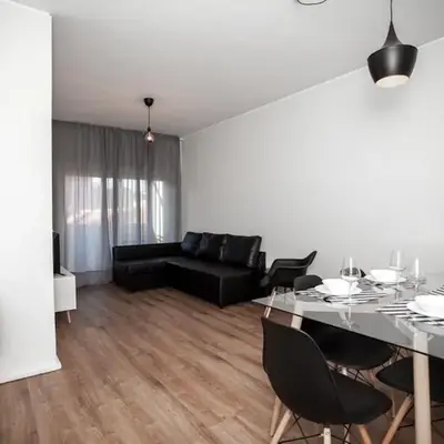 Downtown 3 Bedroom with Balcony - Quiet Street - Family Friendly - Groups
