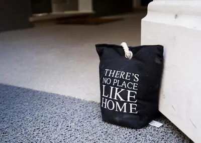 a black bag that says there is no place like home at GET a Cactus and Books studio in Porto
