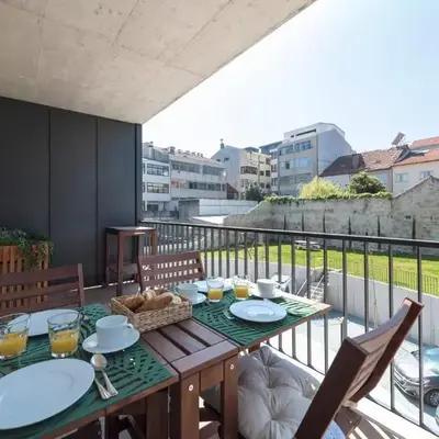 LovelyStay - Downtown Balcony Apartment with Free Parking