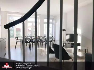 a dining room with a table and chairs in a room at Downtown Fantail in Porto